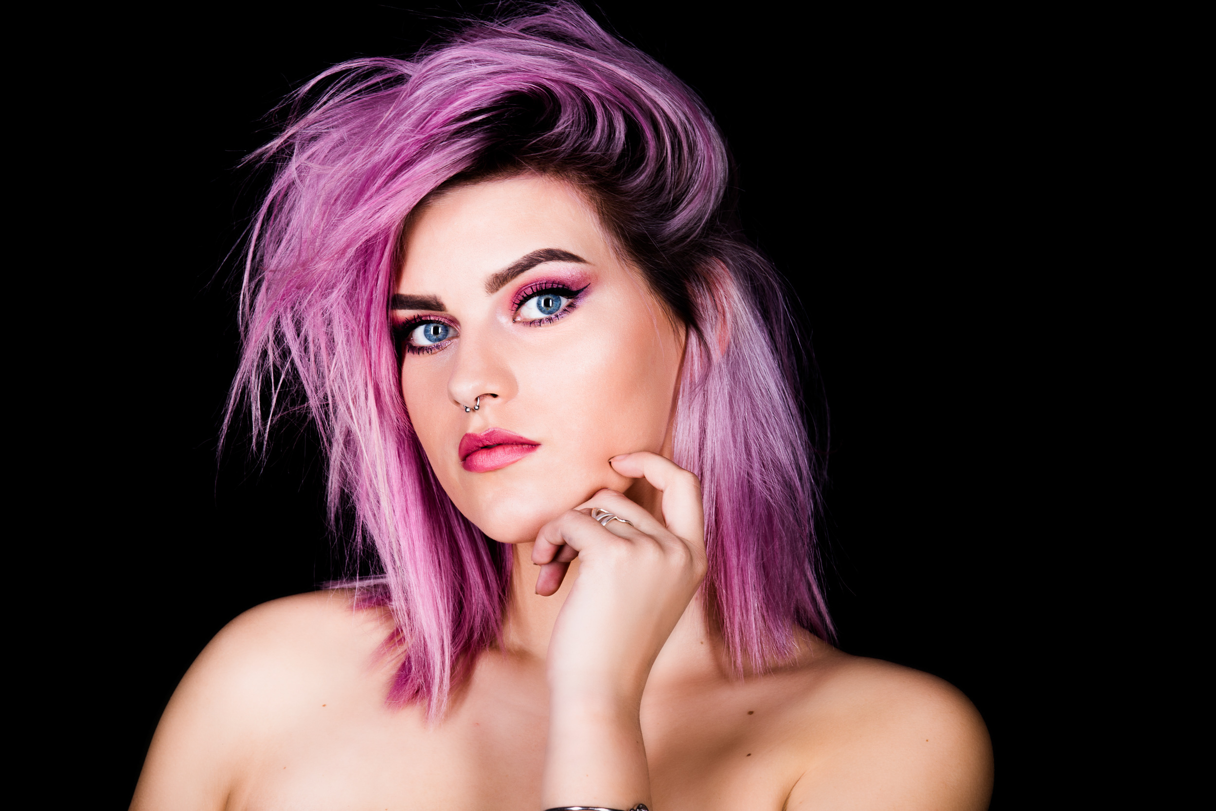 kvinde med pink hår
