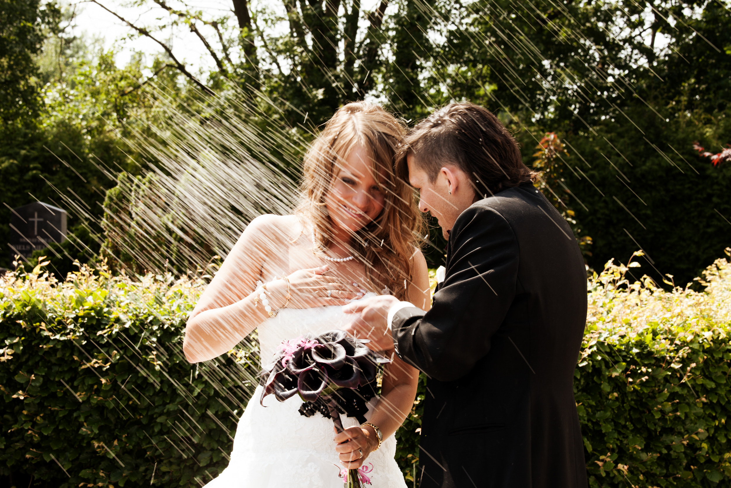 Berudepar fotograferet mens der kastes ris