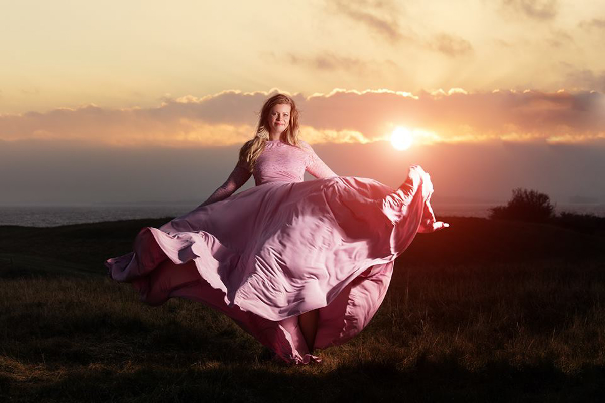 Graviditetsfotografering med kjole i Jylland i solnedgang