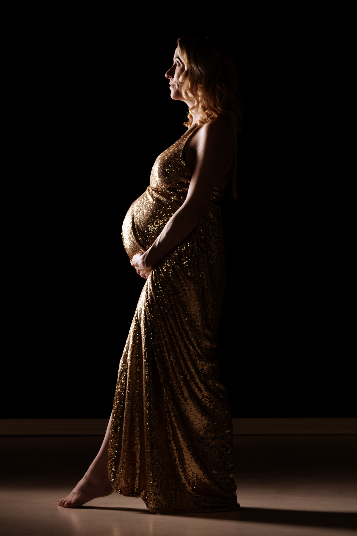 Gravid i guld palietter