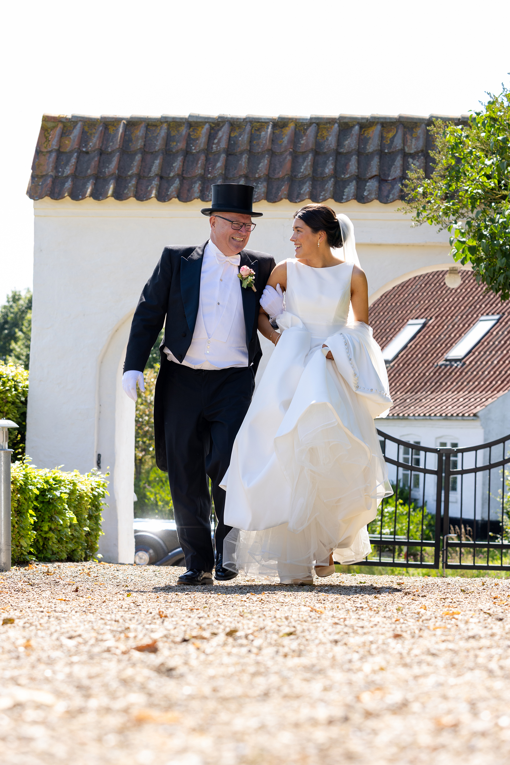 Brud følges til kirken