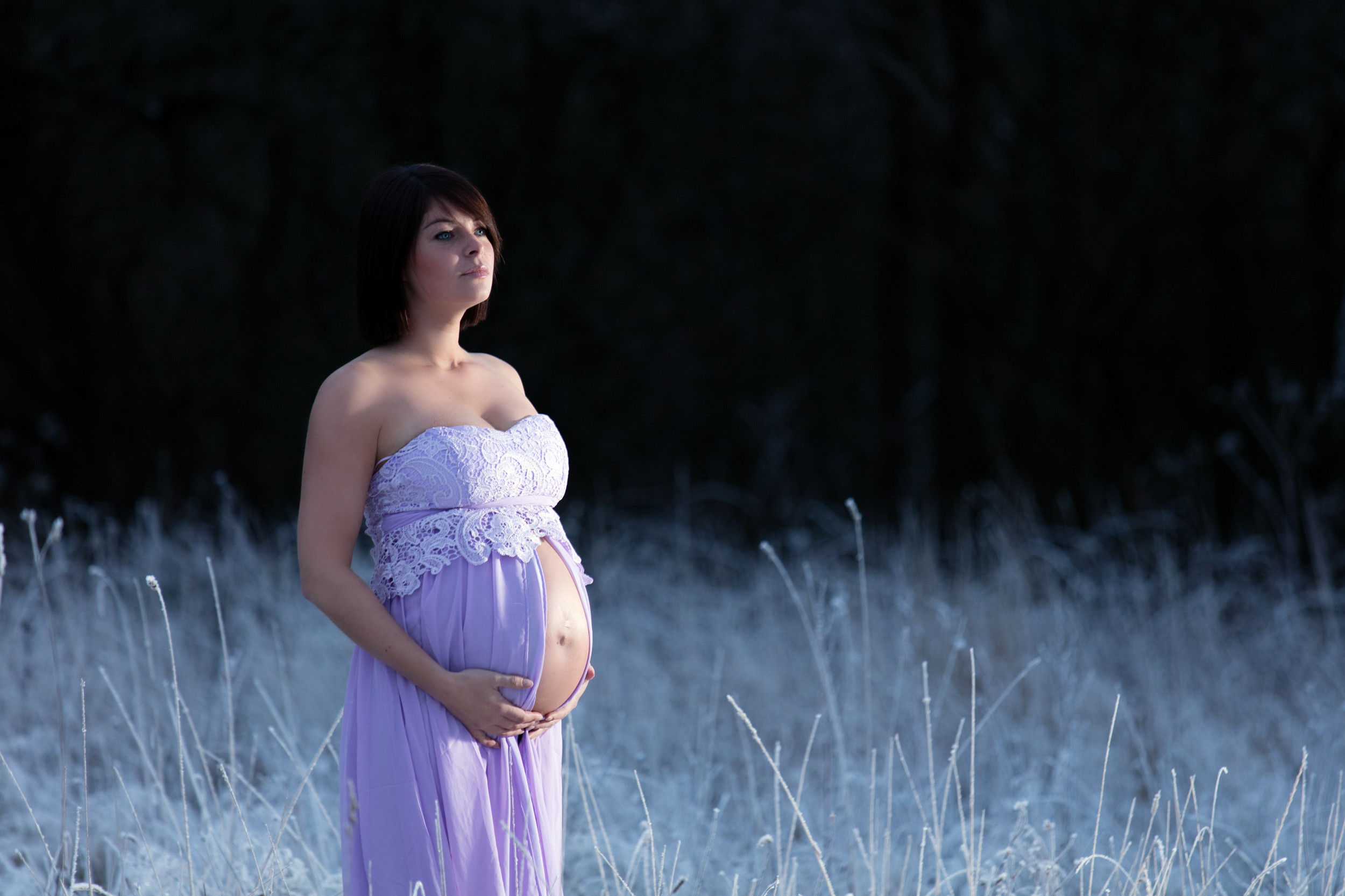 Graviditetsfotografering udenfør i frost