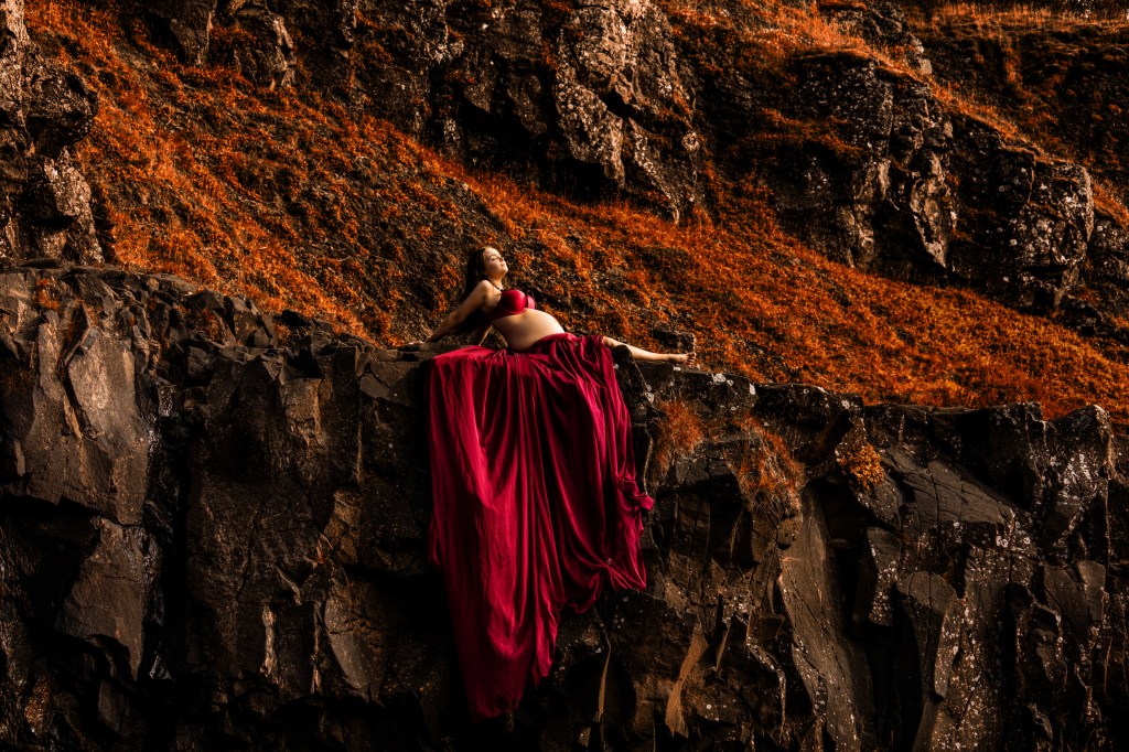 Gravid udendørs fotograf