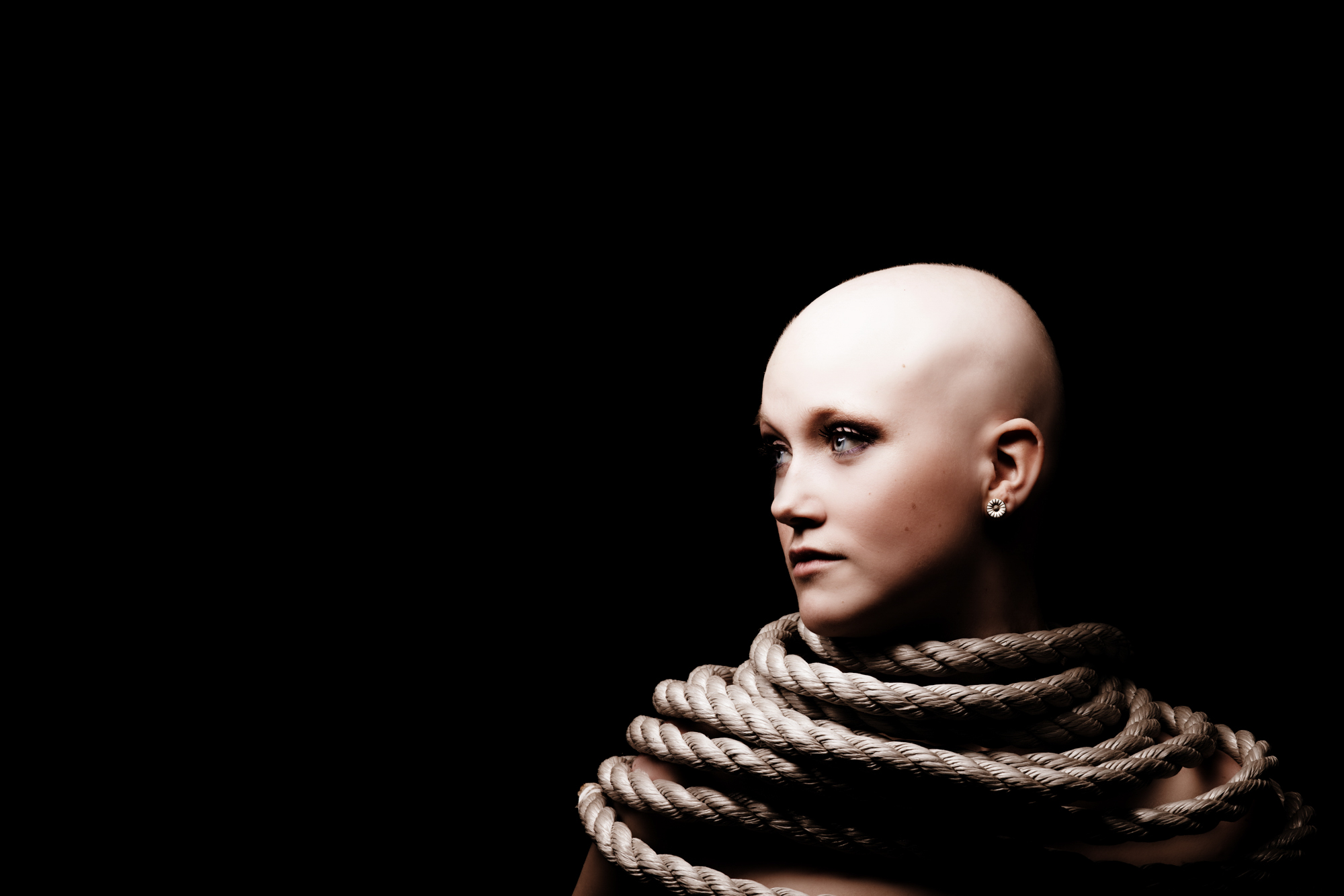 Fotografisk kunst af ung kvinde, helt skaldet, meget stærkt udtryk